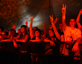 barricade GFS - Envol et Macadam sous le chapiteau